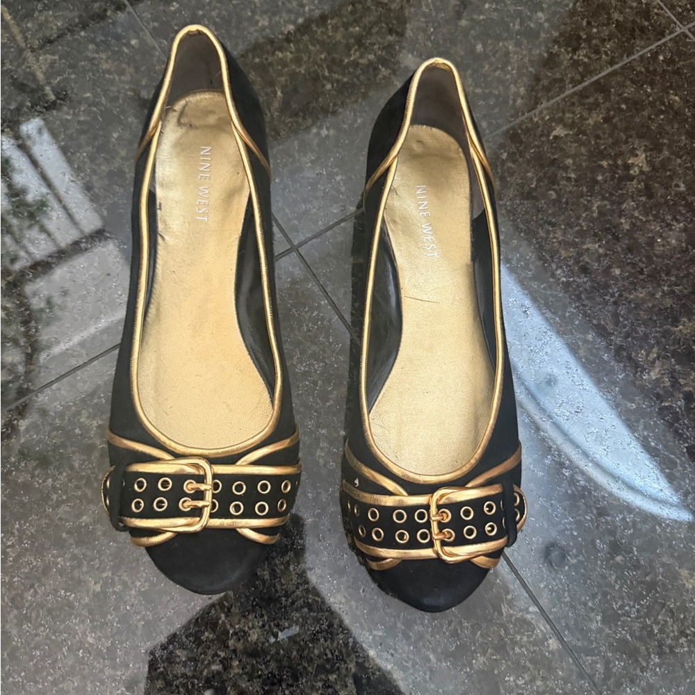 Nine West Black and Gold Heels with Elegant Design